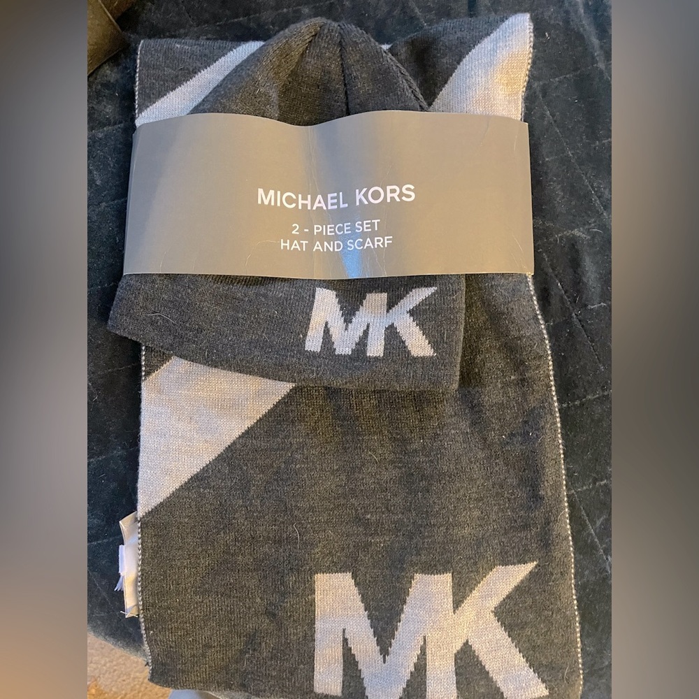 Michael Kors Beenie & Scarf set